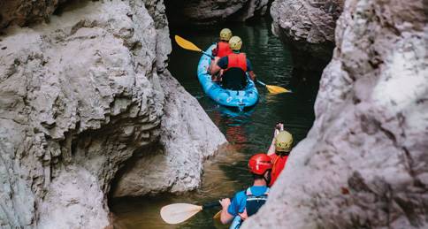 Scopri i canyon in kayak sul lago di Santa Giustina